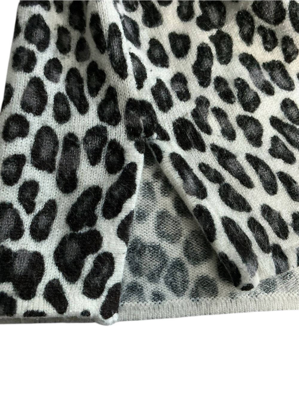 Susan Graver Style Snow Leopard Print Tunic Sweater Large V-Neck Side Slits Gray - Picture 5 of 8